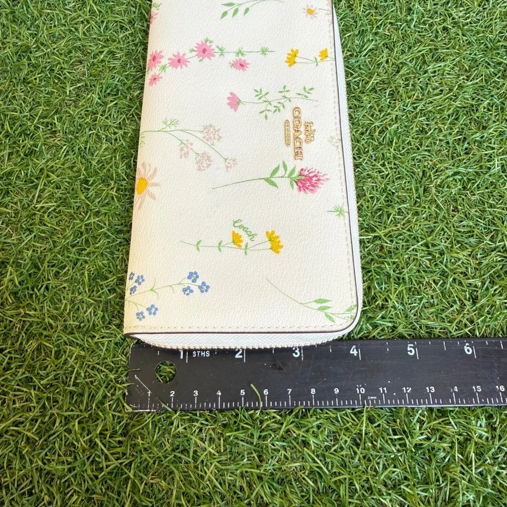 COACH Accordion Zip Around Wallet White Floral Wildflower Print C4452